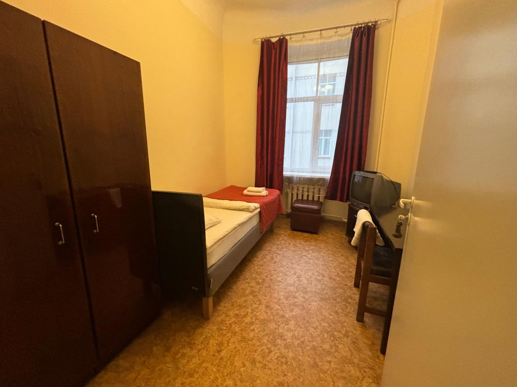 Hostel Viktorija With Private Rooms Riga Exterior photo