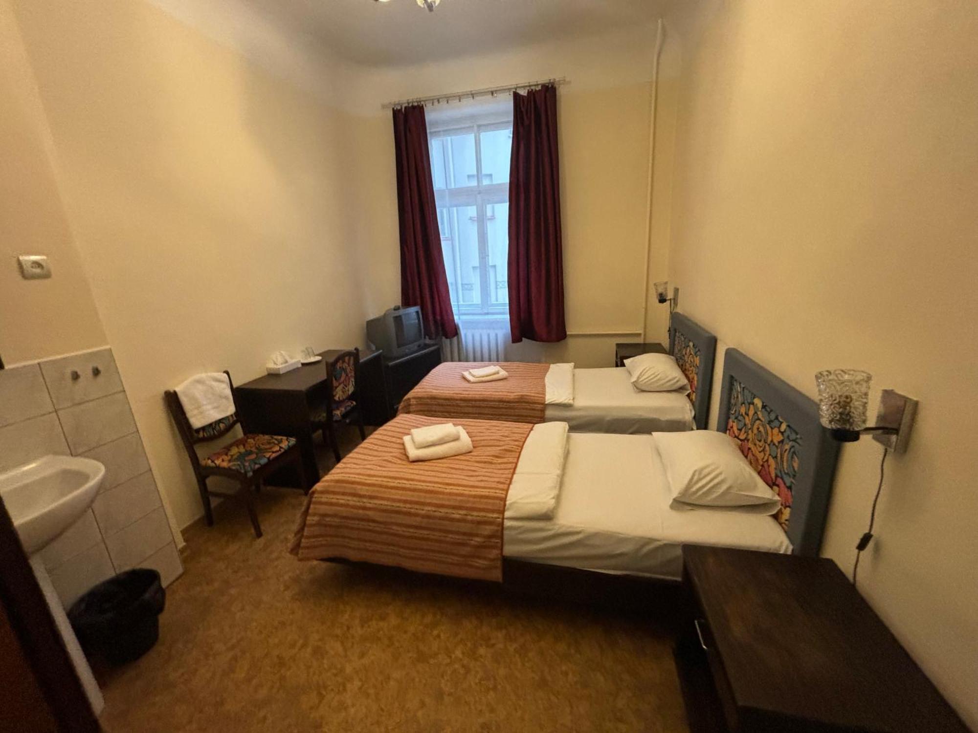 Hostel Viktorija With Private Rooms Riga Exterior photo